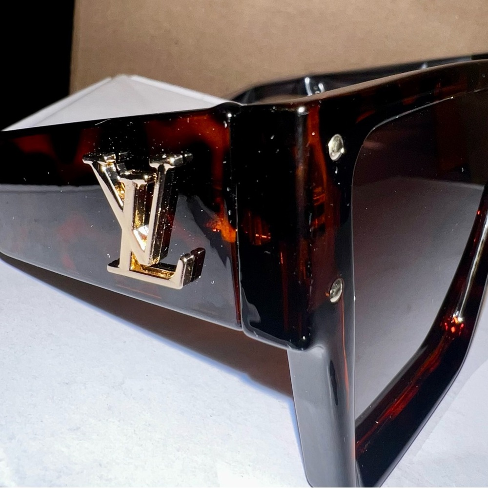 Stylish Tortoiseshell Brown Shield Sunglasses wit… - image 3